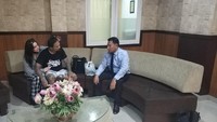 Dia akhirnya menjalani hal yang selama ini ditolaknya, yaitu rapid test, sebelum masuk tahanan. Oh iya (dites, red). SOP sebelum masuk (ditahan, red) itu kan ya harus, kata Dirkrimsus Polda Bali Kombes Yuliar Kus Nugroho. (dok. istimewa)