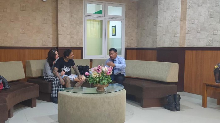 Momen Jerinx Cuci Tangan-Pelukan dengan Istri Sebelum Ditahan Momen Jerinx Cuci Tangan-Pelukan dengan Istri Sebelum Ditahan