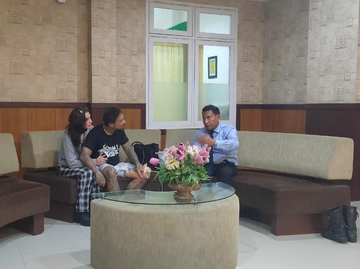 Momen Jerinx Cuci Tangan-Pelukan dengan Istri Sebelum Ditahan