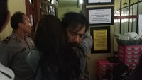 Jerinx memeluk erat Nora sebelum masuk ke dalam sel tahanan. Nora nampak selalu berada di samping sang suami sejak tiba di Polda Bali untuk diperiksa  hingga akhirnya ditahan. (dok. istimewa)