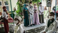Sebelumnya, para pasangan ini berkumpul untuk bersiap untuk prosesi ijab kabul.