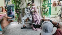 Resmi dan sah menjadi suami-istri, mereka langsung swafoto bersama.