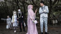 Tiba di pantai Cemara Sewu mereka langsung mengabadikan momen bersama.