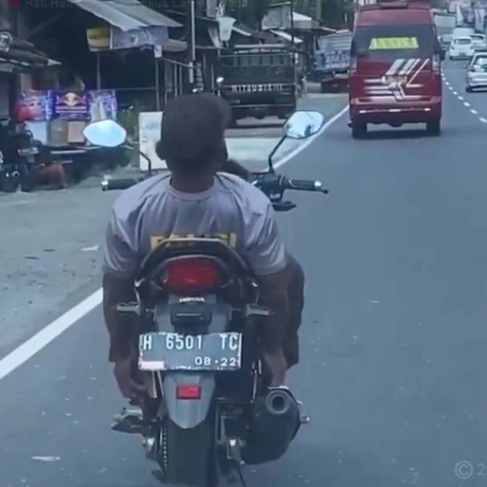 Oknum polisi beraksi di jalananan
