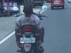 Pakai Kaus Polisi, Pengendara Motor Berakrobat di Jalan Raya Tanpa Helm