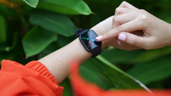 Oppo Watch tenjalankanWear OS. Selain bisa menyesuaikan tampilan jam, sistem operasi buatan Google ini menyediakan banyak aplikasi di Play Store dan fitur kesehatan. Foto: Oppo Indonesia