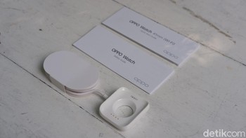 Oppo menyertakan buku petunjuk dan charger yang berteknologi VOOC. Foto: Adi Fida Rahman/detikINET