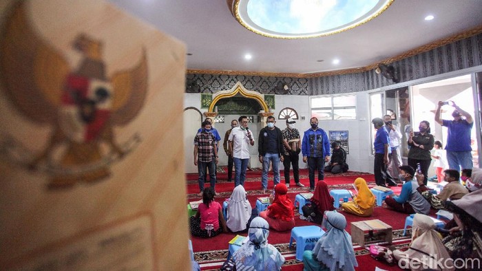 PAK EKO, Internet Gratis untuk Pelajar Anggota DPR Eko Hendro Purnomo meluncurkan program