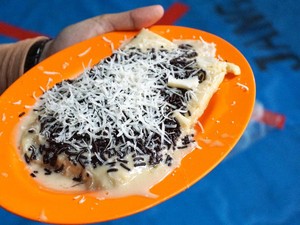 Mantul! Jajan Kue Pancong  Betawi dengan Topping Kekinian