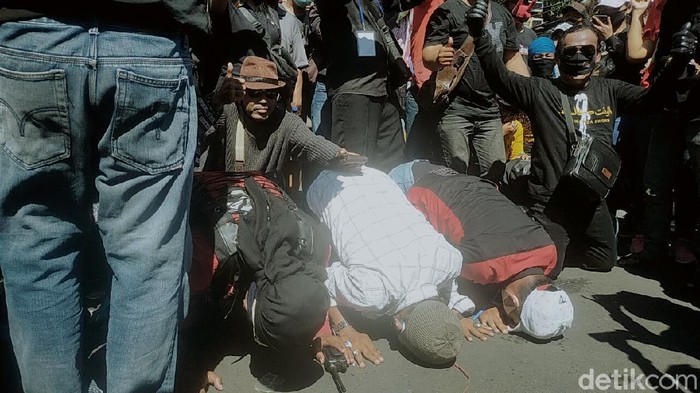 pekerja seni menangis dan sujud syukur tuntutannya dikabulkan