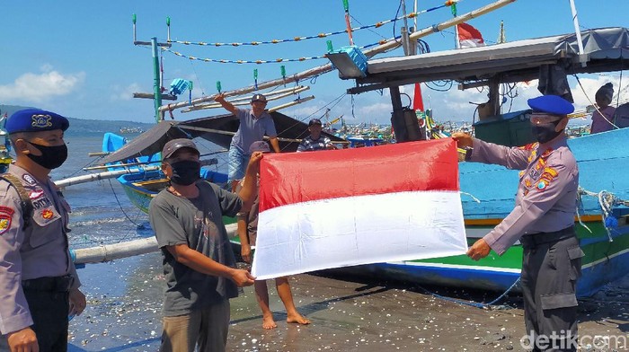 Menjelang HUT RI ke-75, Satpolairud Polresta Banyuwangi membagikan bendera merah putih dan masker ke nelayan. Kegiatan ini digelar untuk menggugah semangat nasionalisme dan mencegah penularan COVID-19.