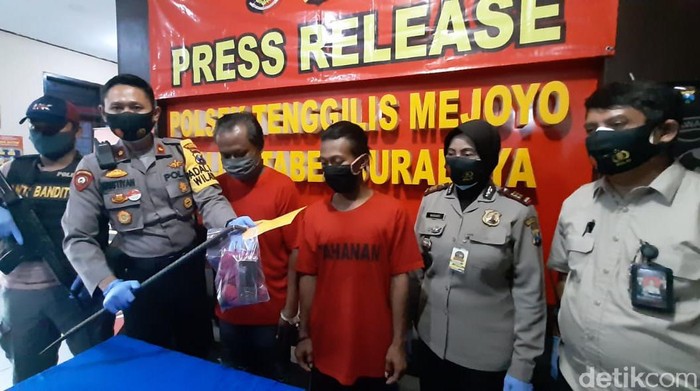Dua pelaku pembobolan rumah di Surabaya ditangkap. Para pelaku tertangkap setelah menjadi DPO selama 3 tahun.