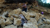 Semenjak pandemi Covid-19 melanda, sebagian warga di daerah tersebut beralih pekerjaan menjadi tukang pemecah batu tradisional dan kemudian menjual batu dengan harga Rp 50 ribu per meter kubik.