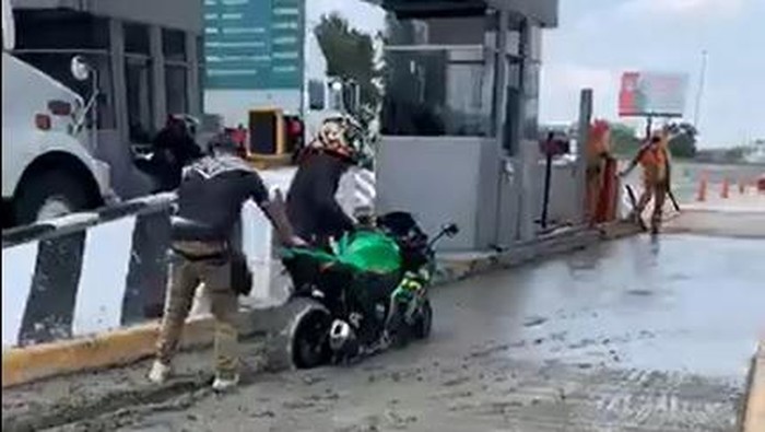 Pemotor lewati jalan yang baru disemen