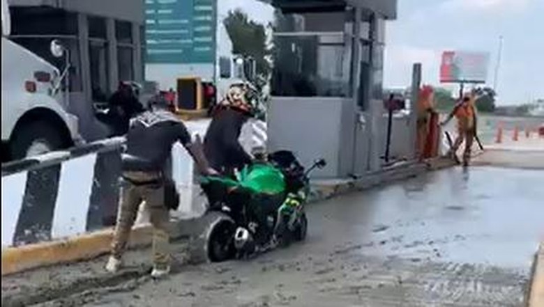 Pemotor lewati jalan yang baru disemen Pemotor lewati jalan yang baru disemen