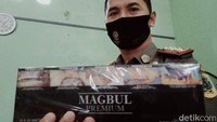 Plt Kasatpol PP Pemkab Klaten, Rabiman mengungkap tips untuk mengidentifikasi rokok ilegal. Selain dari nama produk yang mendekati merek rokok legal, harga rokok ilegal ini juga jauh lebih murah.