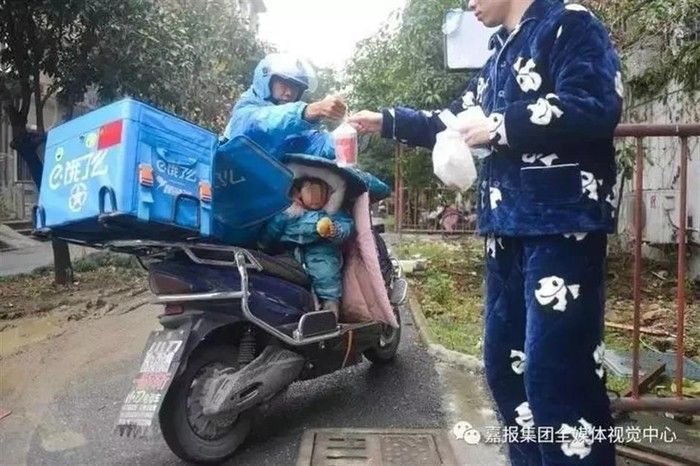 Pengantar Makanan yang Bawa Anaknya