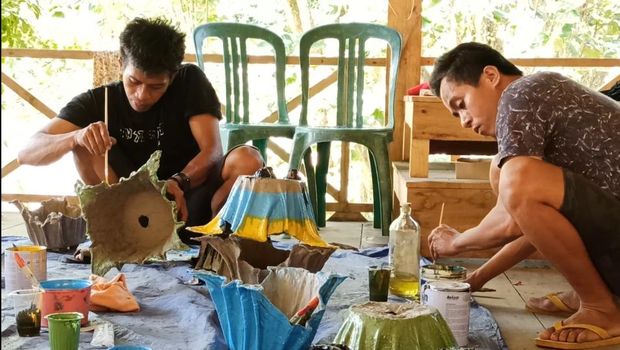 Pengungsi banjir bandang Luwu Utara menyulap baju bekas tak layak pakai dari sumbangan menjadi barang bernilai jual, dari keset hingga pot bunga.
