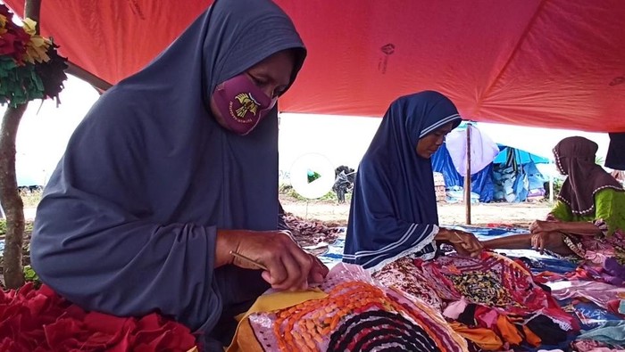 Pengungsi banjir bandang Luwu Utara menyulap baju bekas tak layak pakai dari sumbangan menjadi barang bernilai jual, dari keset hingga pot bunga.