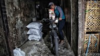 Mereka berharap agar pandemi ini cepat selesai agar usaha UMKM bisa kembali normal dan meraup keuntungan seperti sedia kala.  