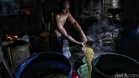 Sejumlah perajin mengolah kacang kedelai untuk pembuatan tempe di industri tempe rumahan Kawasan Sunter, Jakarta Utara, Rabu (12/8).  