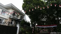 Kini jalanan di permukiman warga itu bernuansa merah putih.