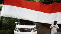 Bendera merah putih raksasa juga dibentangkan untuk menyambut HUT RI.