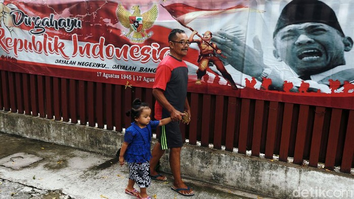 Pernak-pernik HUT RI Hiasi Permukiman Warga Sambut hari Kemerdekaan RI ke-75, pemukiman mewah di wilayah Jakarta Selatan, dihiasi botol-botol bekas yang diwarnai merah putih serta lambang negara burung Garuda.