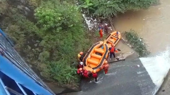 Petugas melakukan pencarian sorang santri yang terbawa arus sungai di Sukabumi.