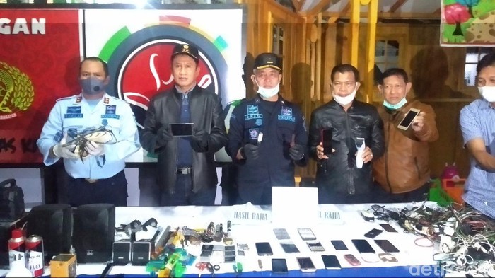 Petugas temukan ponsel hingga senjata tajam dalam razia di Lapas Kuningan