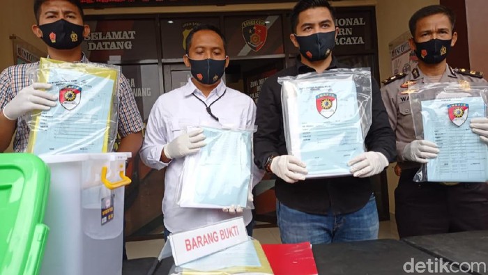 Polisi memperlihatkan barang bukti terkait kasus korupsi di PDAM Karawang.