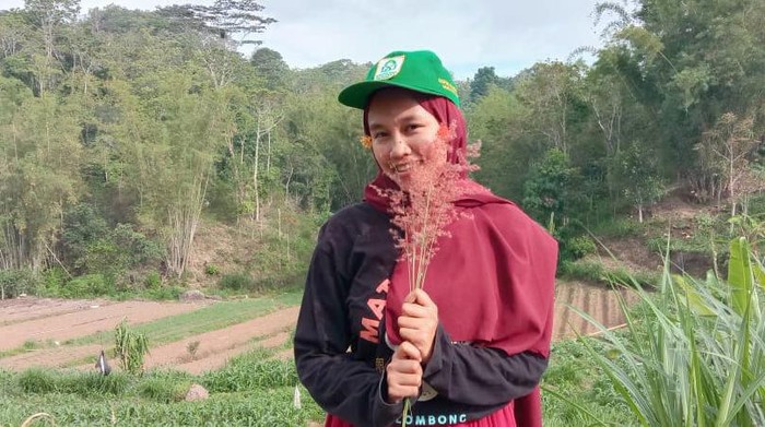 Potret A Musdalifa Arif (20), mahasiswi UIN Alauddin Makassar bersama keluarga.