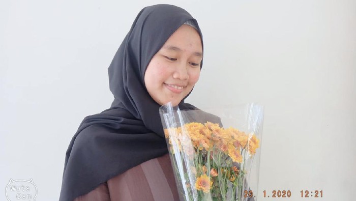 Potret A Musdalifa Arif (20), mahasiswi UIN Alauddin Makassar bersama keluarga.
