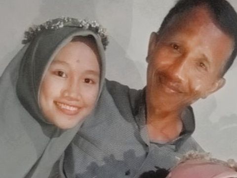 Potret A Musdalifa Arif (20), mahasiswi UIN Alauddin Makassar bersama keluarga.