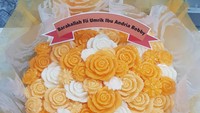 Warna yang antimainstream juga bisa jadi pilihan. Buket bunga yang kuning segar ini bikin nggak sabar ingin menyantapnya. Foto : instagram @raikonpuding
