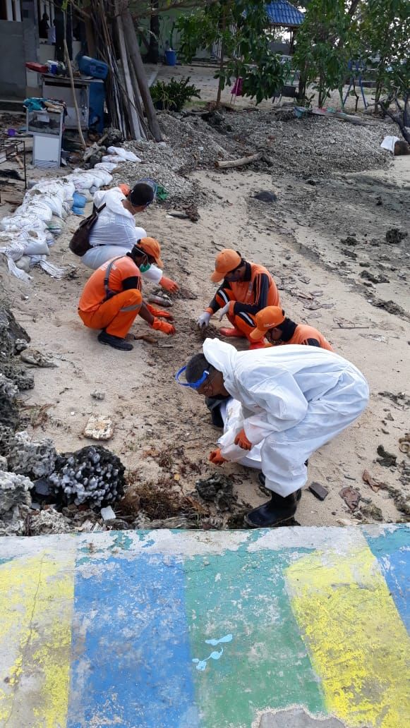 Pulau Seribu - Merespons ceceran minyak mentah yang muncul di Pulau Pari Kepulauan Seribu, Pertamina Hulu Energi Offshore Southeast Sumatra (PHE OSES),  membantu pembersihan pantai yang dilakukan oleh Sudin Lingkungan Hidup Pemkab Kep. (Pertamina)