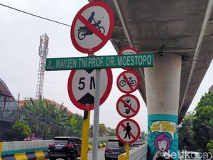 Penampakan Rambu-rambu JLNT Antasari yang Diterobos Rombongan Pesepeda