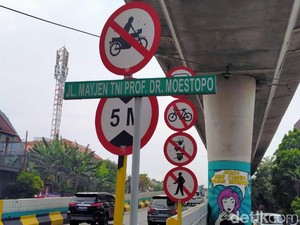 Penampakan Rambu-rambu JLNT Antasari yang Diterobos Rombongan Pesepeda