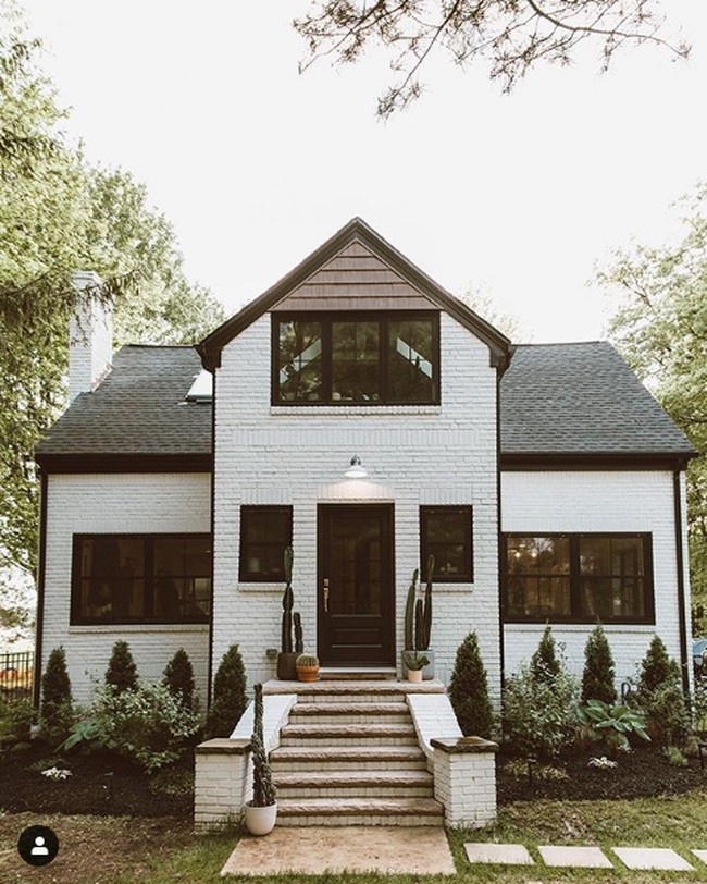 Salah satu video Christine mengenai rumahnya beberapa waktu lalu viral di TikTok. Video yang memperlihatkan before after rumahnya dari yang dulunya usang dan tua kini jadi menakjubkan itu sudah ditonton lebih dari 1,3 juta kali. Lebih dari 316 ribu pengguna TikTok memberikan tanda like pada video renovasi rumah tersebut. Foto: Instagram @ _forthehome