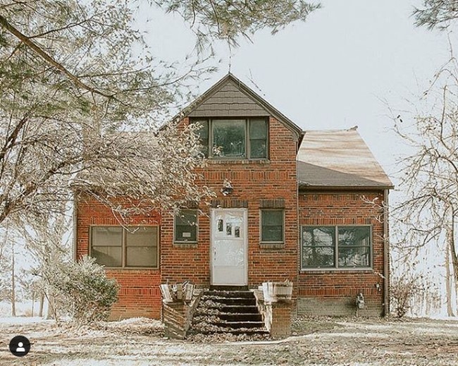 Inilah rumah usang yang penampakannya setelah direnovasi viral di TikTok. Rumah ini dimiliki oleh Christine Higgs. Christine pun rutin mengunggah di TikTok mengenai desain rumahnya melalui akun @_forthehome. Foto: Instagram @ _forthehome