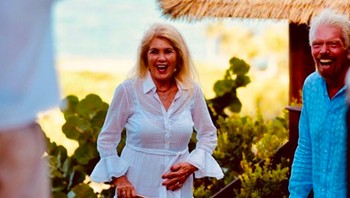 Di tengah kesibukannya menjalankan beragam bisnis termasuk wisata luar angkasa dengan Virgin Galactic, Branson cukup rajin pamer kemesraan dengan istrinya di Instagram. Mereka memiliki 3 orang buah hati. Foto: Instagram