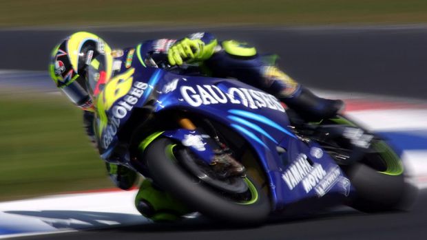 PHILLIP ISLAND, AUSTRALIA - OCTOBER 16:  Valentino Rossi of Italy and the Gauloises Fortuna Yamaha Team rides during qualifying for the Australian Motorcycle Grand Prix which is round fifteen of the MotoGP World Championship on October 16, 2004 at Phillip Island Grand Prix Circuit in Phillip Island, Australia.  (Photo by Ryan Pierse/Getty Images)