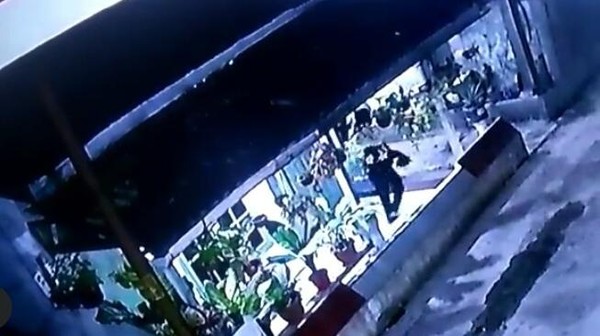 Screenshot CCTV pencurian tanaman hias di Medan (dok. Istimewa)
