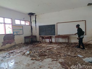 Rusak Dimakan Usia, SD di Ciamis Ini Belum Diperbaiki Sejak 5 Tahun
