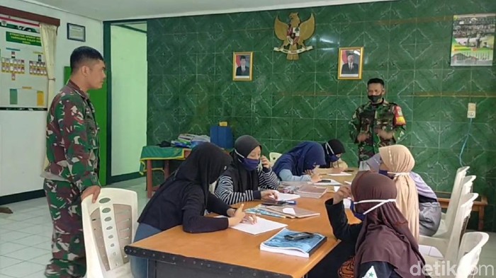 Sejumlah pelajar di Garut memanfaatkan WiFi gratis yang disediakan pihak Koramil.