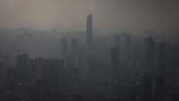 Penampakan kawasan Wuhan dari area konstruksi Wuhan Greenland Center yang kembali berlanjut pembangunannya. Getty Images/Stringer.
