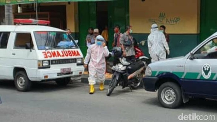 Seorang pria meninggal mendadak di warung soto dievakuasi petugas ber-APD di Klaten, Selasa (12/8/2020).