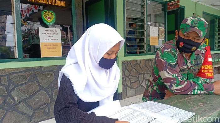 Seorang siswa memanfaatkan WiFi gratis di Koramil Lembang.