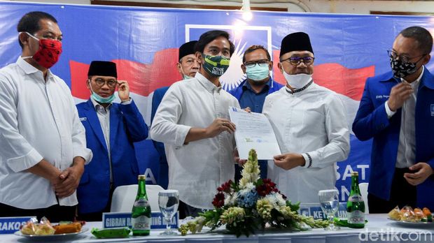 Gibran Rakabuming Raka mendatangi kantor DPP PAN di Jakarta. Kedatangannya untuk menerima SK dukungan dari PAN untuk Pilwalkot Solo 2020.