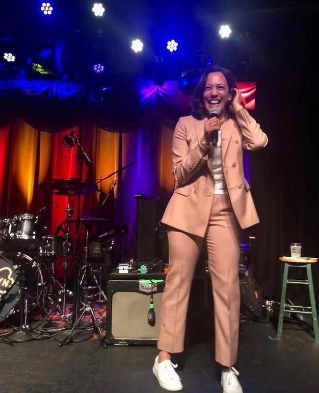 Usut punya usut, Kamala yang mundur dari pencalonan presiden AS 2020 utusan Partai Demokrat itu, memang hobi mengoleksi sneakers Chuck Taylor, salah satu seri klasik Converse. (Foto: Instagram/@kamalaharris)